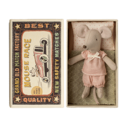 Souris little sister dans sa boîte - Pyjama à carreaux - Maileg