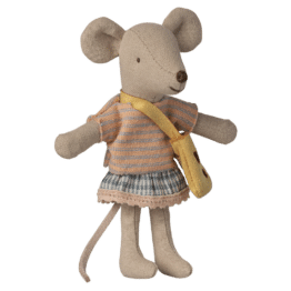 Souris petite soeur avec son sac fromage - Maileg, souris vue de face sur fond blanc