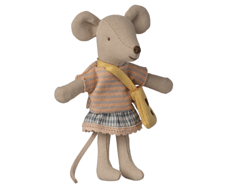 Souris petite soeur avec son sac fromage - Maileg, souris vue de face sur fond blanc