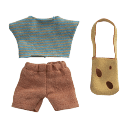 Souris petit frère avec son sac fromage - Maileg, vue des vêtements sur fond blanc