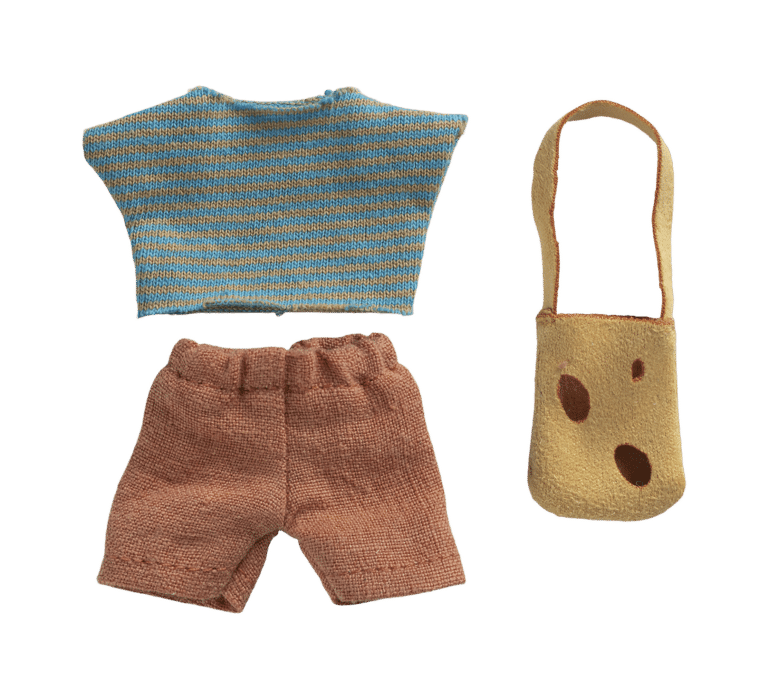 Souris petit frère avec son sac fromage - Maileg, vue des vêtements sur fond blanc