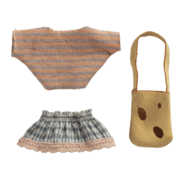 Souris petite soeur avec son sac fromage - Maileg, vêtements vus de face sur fond blanc