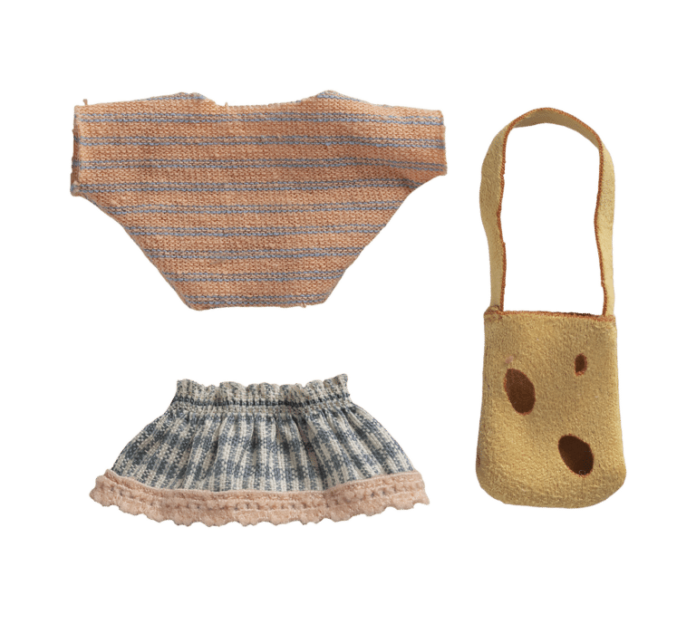 Souris petite soeur avec son sac fromage - Maileg, vêtements vus de face sur fond blanc