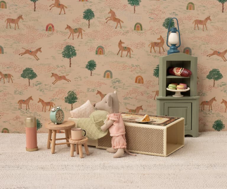 Souris little sister dans sa boîte - Pyjama à carreaux - Maileg, vue d'ambiance de la petite souris dans sa chambre