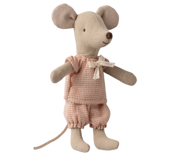 Souris little sister dans sa boîte - Pyjama à carreaux - Maileg, vue de face sur fond blanc
