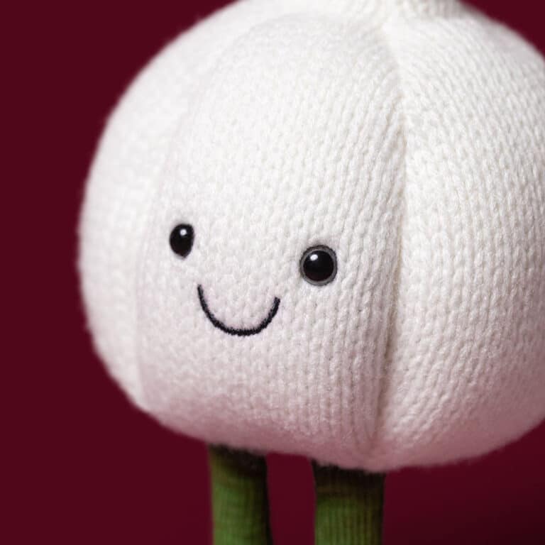 Amuseables Garlic - Jellycat, vue d'ambiance centrée sur le regard du garlic