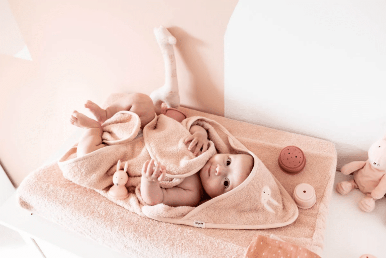 Capin de bain mlle lapin Trixie bébé enveloppé dedans