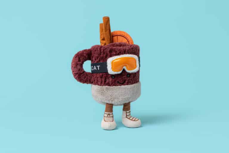 Amuseables Mullover Spiced Drink - Jellycat, vue de face sur fonc coloré