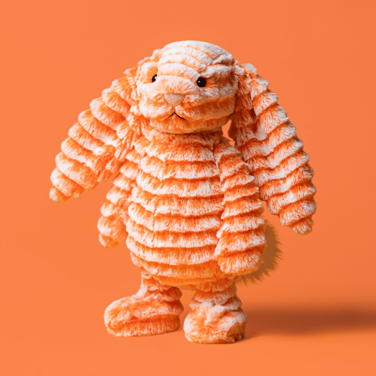 Fizzleskip Bunny Original - Jellycat, vue de face sur fond d'ambiance