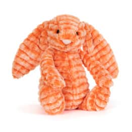 Fizzleskip Bunny Original - Jellycat, vue de biais sur fond blanc
