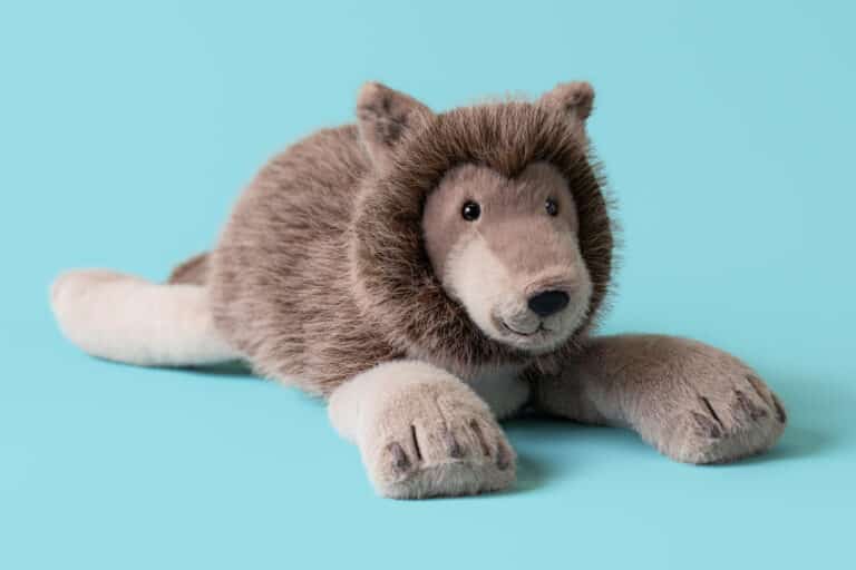 Ulrich Wolf - Jellycat, vue de biais sur fond coloré
