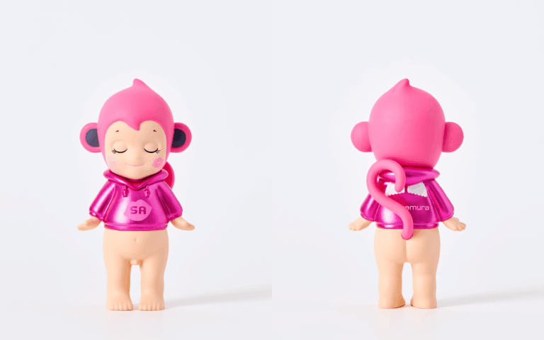 Sonny Angel® x Shu Uemura, vue de face et de dos du singe sur fond blanc