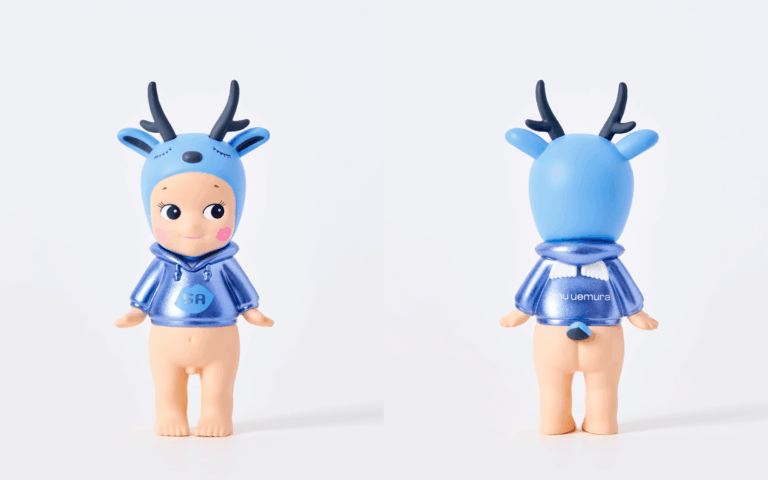 Sonny Angel® x Shu Uemura, vue de face et de dos du cerf sur fond blanc