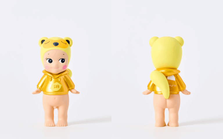 Sonny Angel® x Shu Uemura, vue de face et de dos du tanuki sur fond blanc